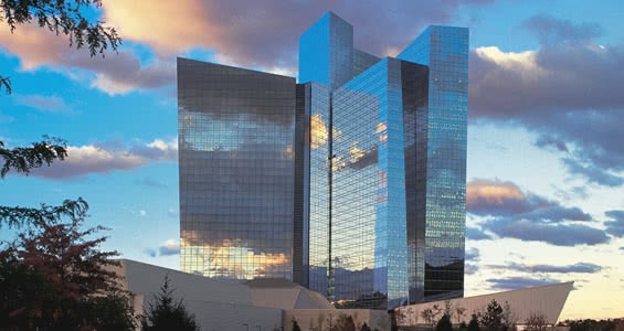 Еще одно крупнейшее игорное заведение Коннектикута - казино-отель Мохеган Сан