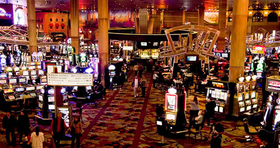 Мультяшный замковый интерьер казино-отеля Екскалибур (Excalibur Hotel & Casino) в Лас-Вегасе