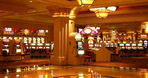 Манящая архитектура в золотом мерцании и мир азарта - Mandalay Bay Resort and Casino в Лас-Вегасе