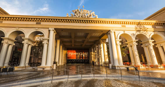 Шик и азарт Монако в игорном комплексе Монте-Карло в Лас-Вегасе